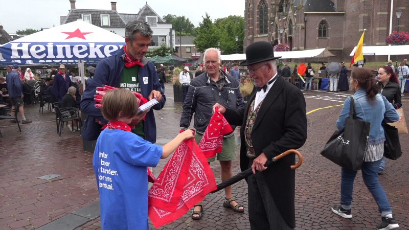 Red farmer's kerchiefs being handed out in Schagen, Noord-Holland, the Netherlands. Copyright Noordkop Centraal.