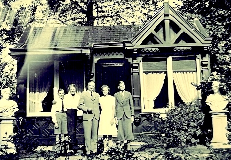 Fig. 8. Photograph taken in August 1939 in front of the garden pavilion in the garden of Looverhof, Anton Dreesmann's villa in Bussum. From left to right: Fred Barge, Thérèse Barge-Dreesmann, Ton Barge, Hélène Barge and Jim Barge. Photograph courtesy Barge/Nauta family archive.