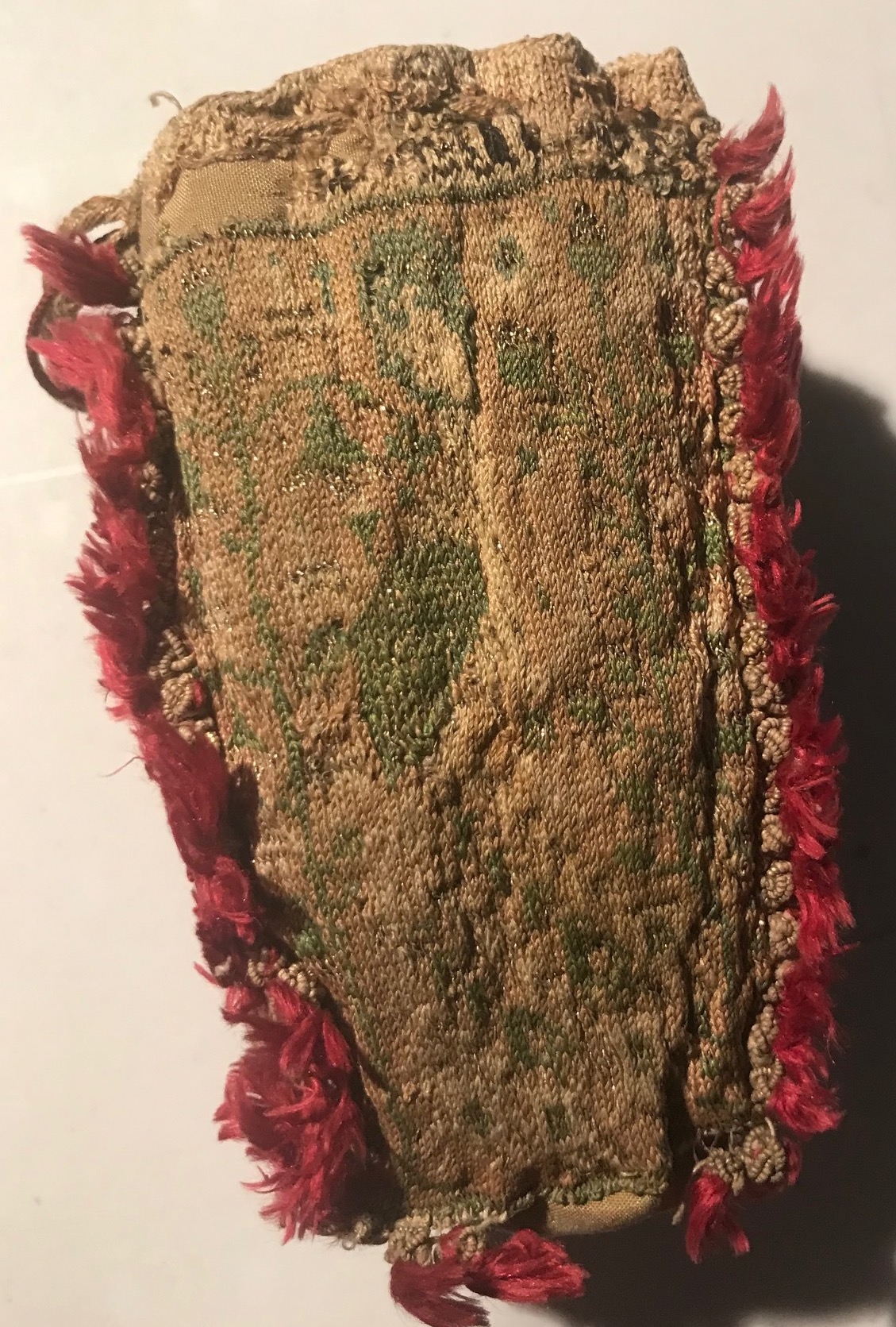 Side 3 of the knitted bag in silk and metal thread (Sens Museum, B323, 13th century).