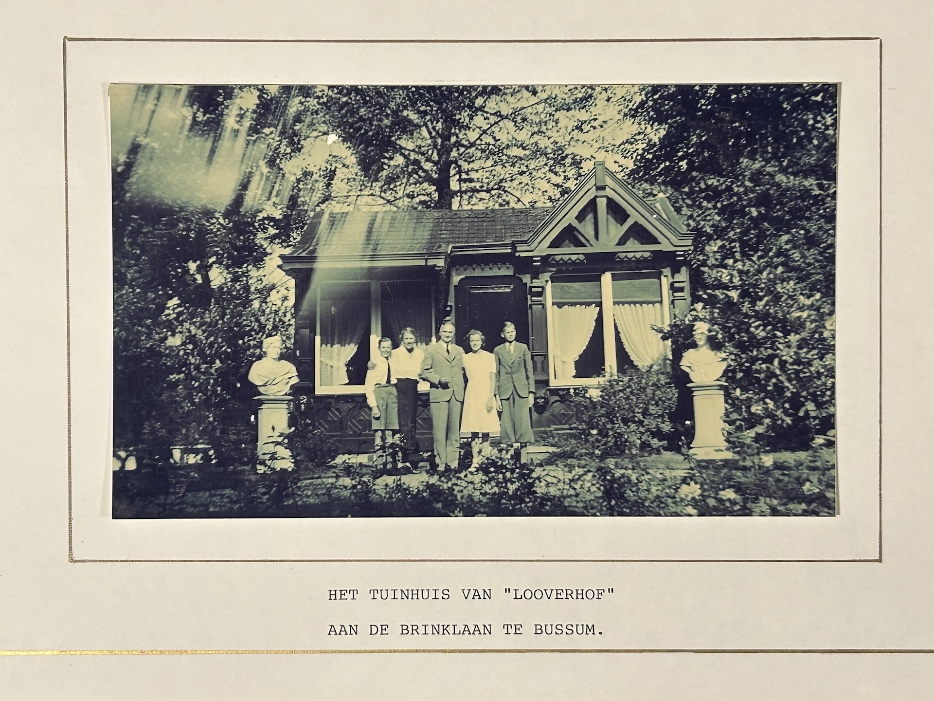 Fig. 6. Photograph taken in August 1939 in the garden of Looverhof, Anton Dreesmann's villa in Bussum. After the war the pavilion was moved to the garden of Boerhaavelaan 6, Leiden. From left to right: Fred, Thérèse, Ton, Hélène and Jim.