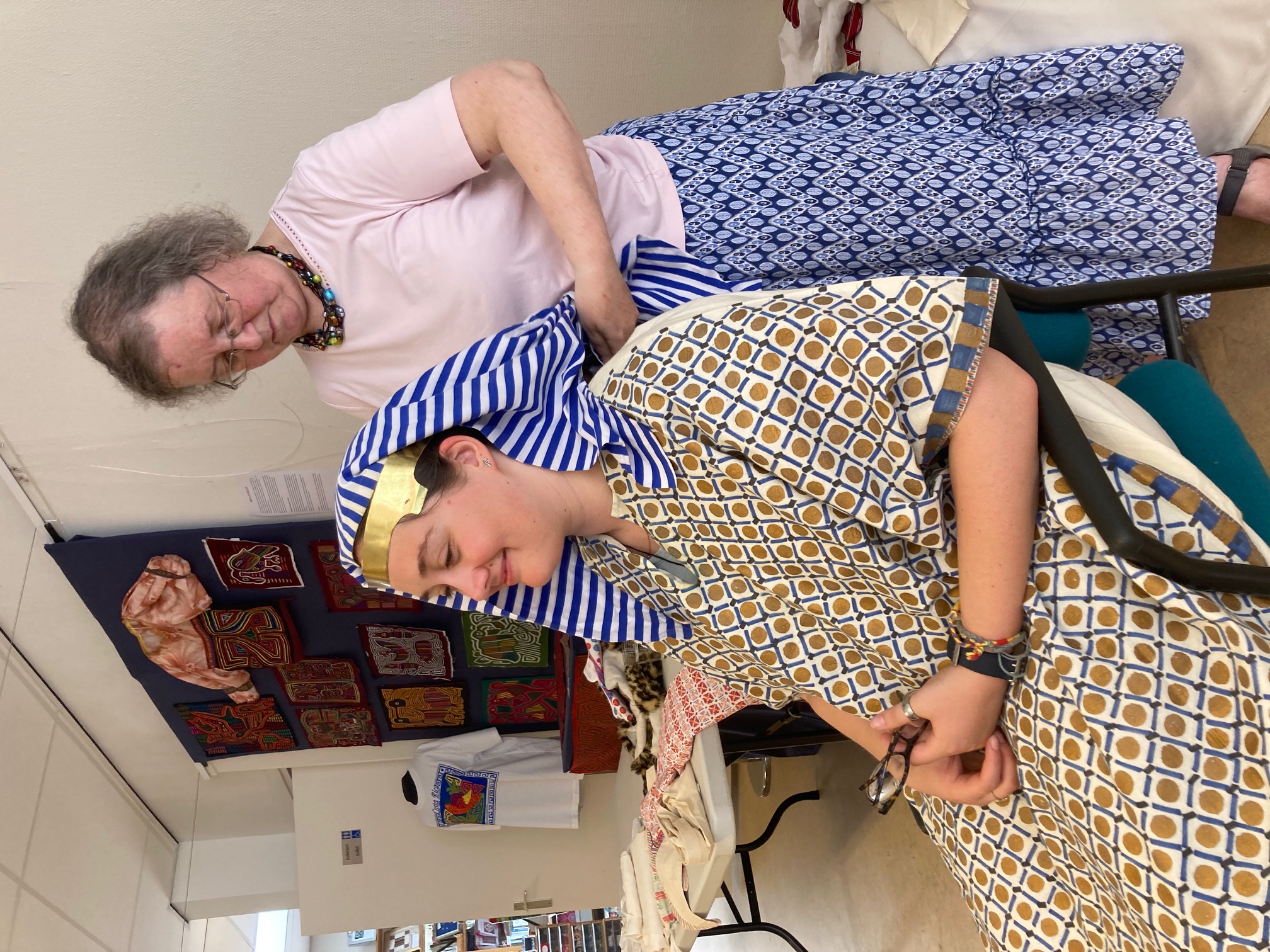 Gillian Vogelsang helping a participant to wear a (replica) nemes headdress. Photograph by Gerton Hermers.