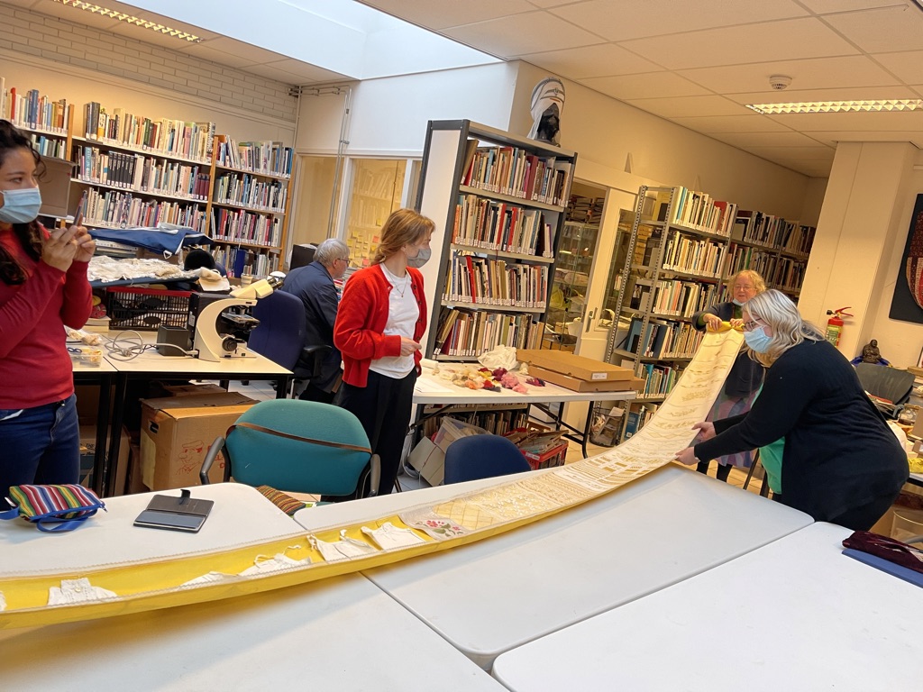 Finishing the course with a very special textile from the TRC collection (TRC 2014.0938): A 9-m long 'pronkrol' (long sampler) from the Netherlands, made in 1909 by Cato de Keijzer, aged 15.