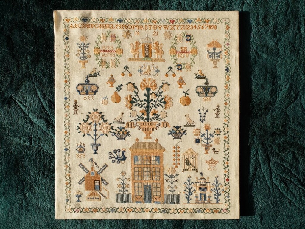 Late 20th century copy of an 1821 sampler, from Tweedehandswerk-blog, 6 Febr. 2019.