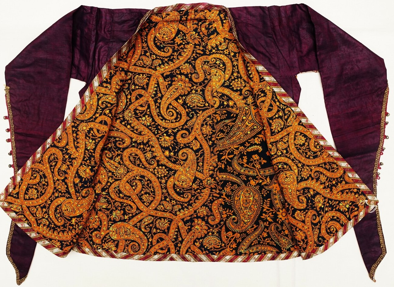 Vroeg-20ste eeuws jasje uit Iran met buteh/paisley motieven (TRC 1997.0288).