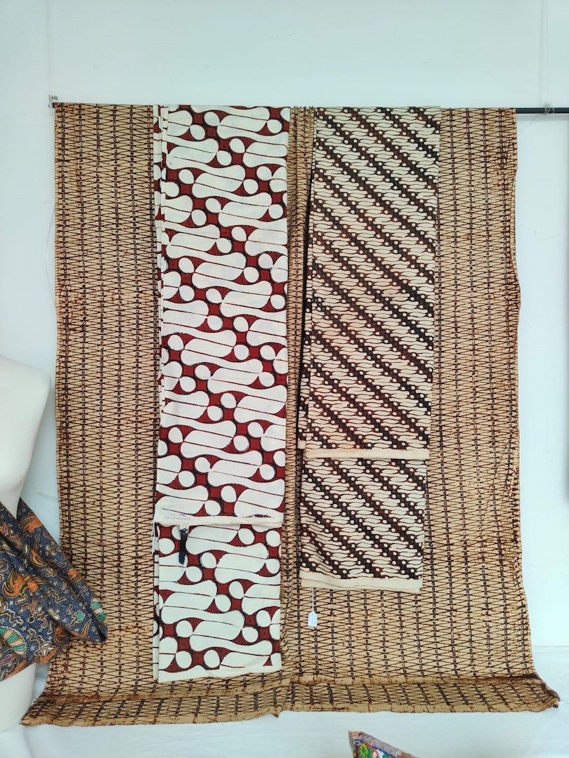 Long cloth of batik from Java, presented by Herra Pahlasari.