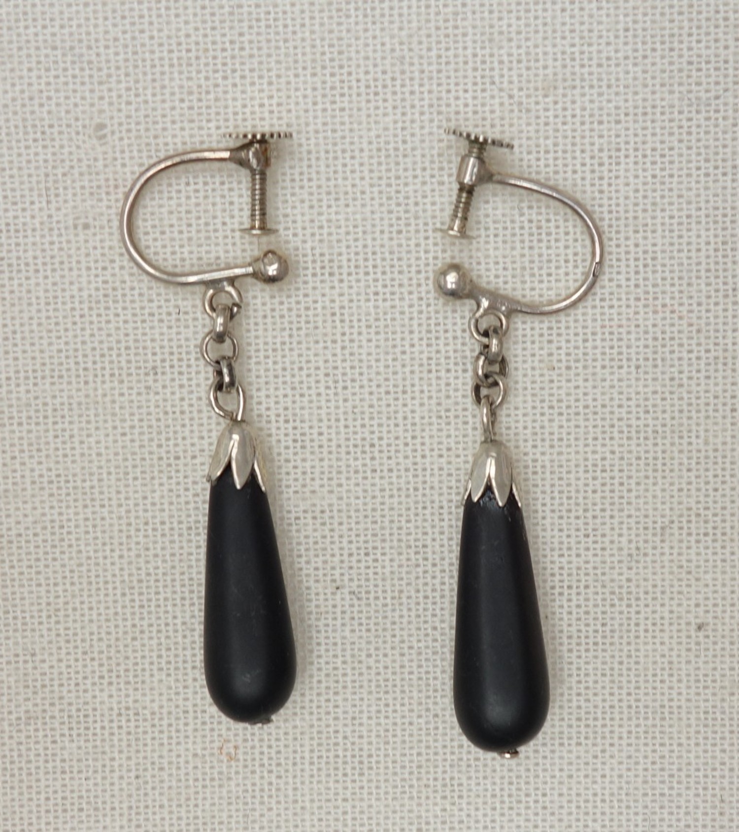 Pair of earrings made of silver and jet, The Netherlands, 1930s (TRC 2018.1682).