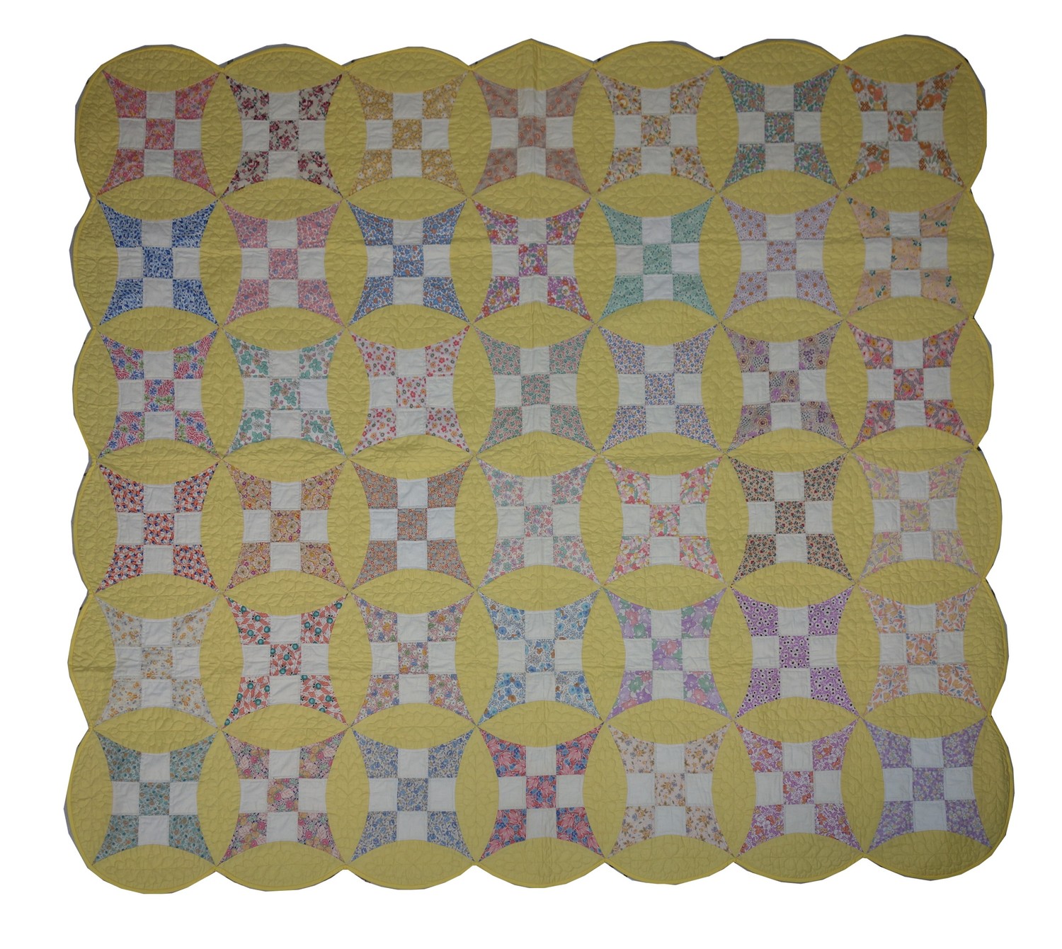 Modern American quilt with scalloped edge. Size: 234 x 204 cm (TRC 2018.3133).