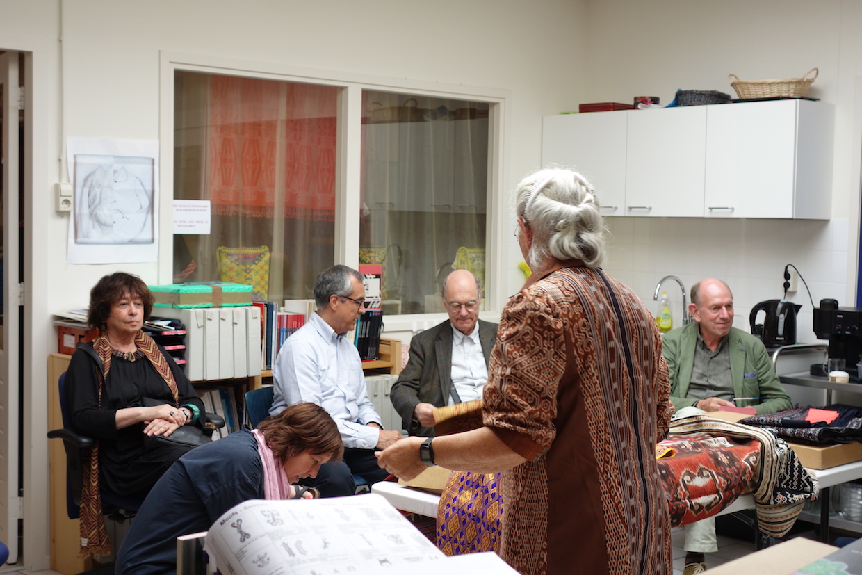 Lecture on the identification of Indonesian ikats, by Esmeralda Zee.