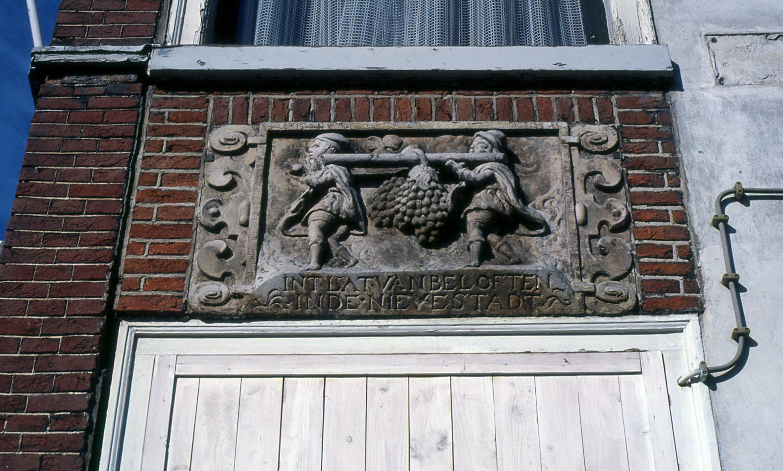 Plague placed along the Nieuwe Beestenmarkt in Leiden. The text reads: Int la[n]t van beloften. In de nieve stadt (In the promised land. In the new town').